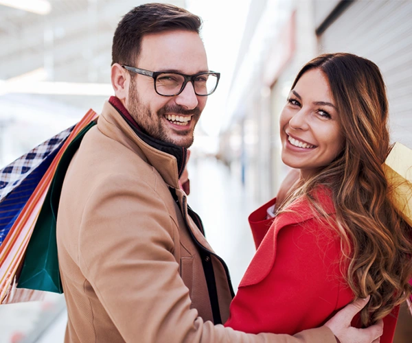 Coppia felice che fa shopping